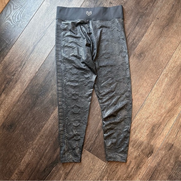 Pink Soda Sport leggings size large black snake skin - Picture 2 of 7